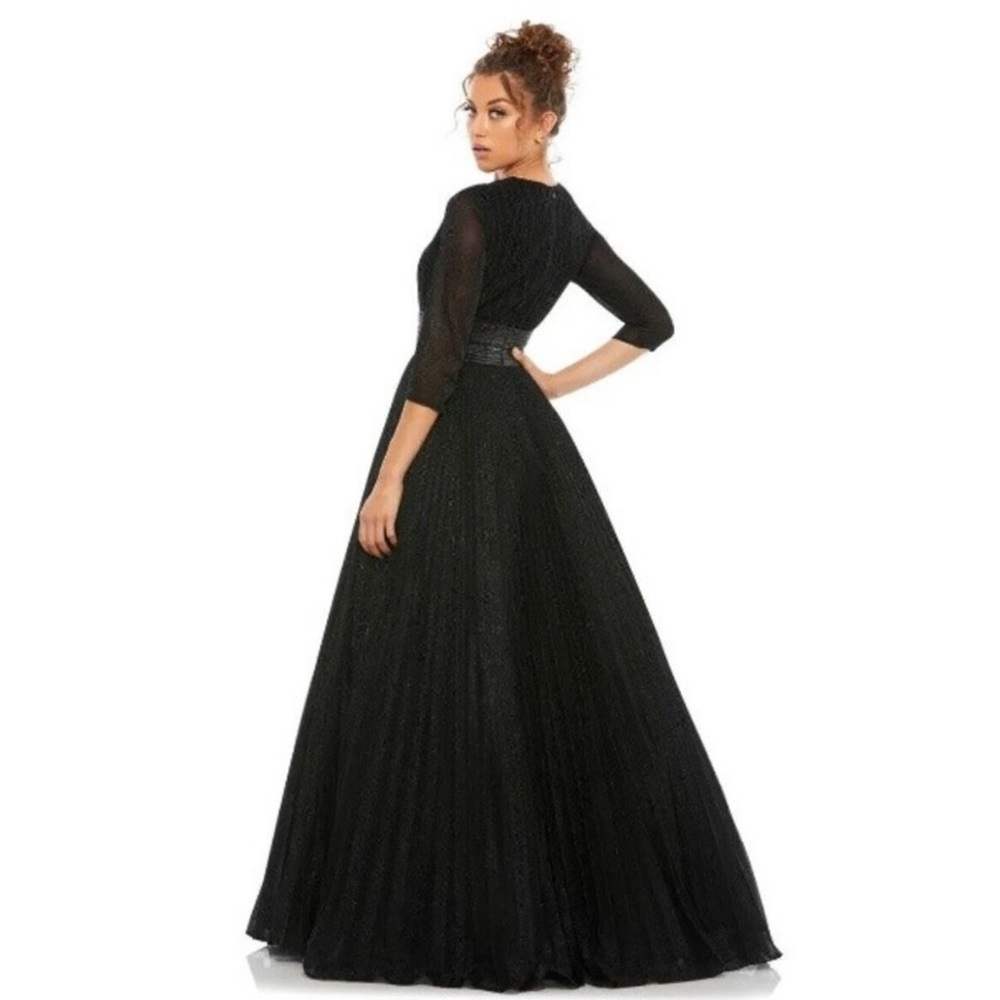 NWT Mac Duggal 30700 Shimmering A-Line Pleated Gown Size 4 Black 3/4 Sleeves